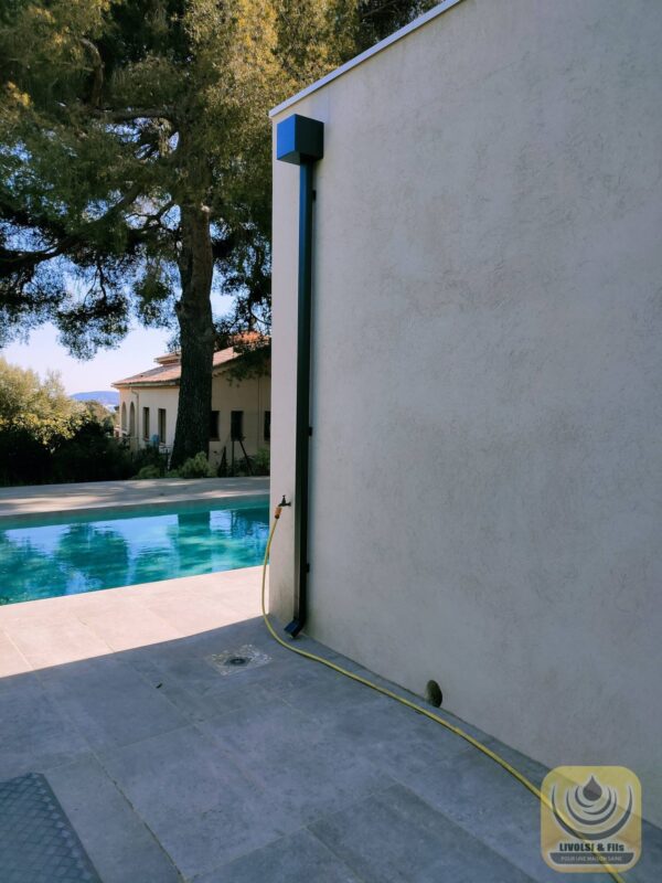 Installation de boites à eaux en aluminium sur une villa à toit plat dans le Var à Toulon. – Image 2