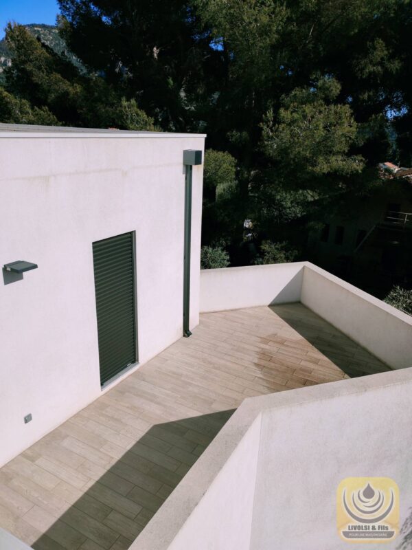 Installation de boites à eaux en aluminium sur une villa à toit plat dans le Var à Toulon. – Image 5