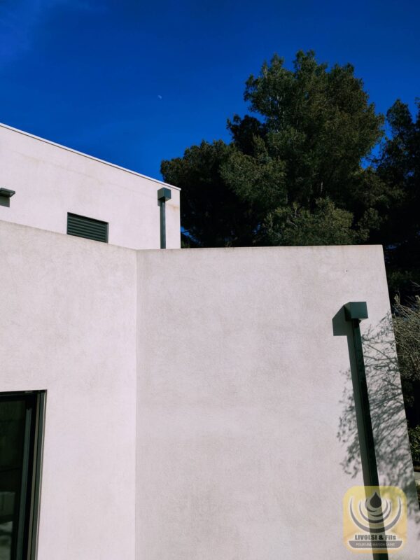 Installation de boites à eaux en aluminium sur une villa à toit plat dans le Var à Toulon. – Image 6