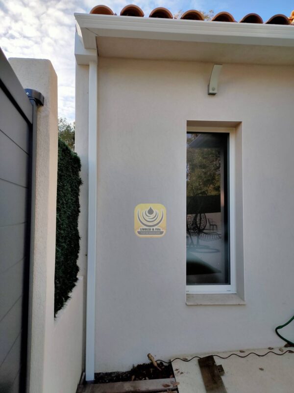 Installation de gouttières et boites à eaux en aluminium sur une maison individuelle au Pradet dans le Var – Image 3