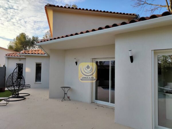 Installation de gouttières et boites à eaux en aluminium sur une maison individuelle au Pradet dans le Var – Image 2