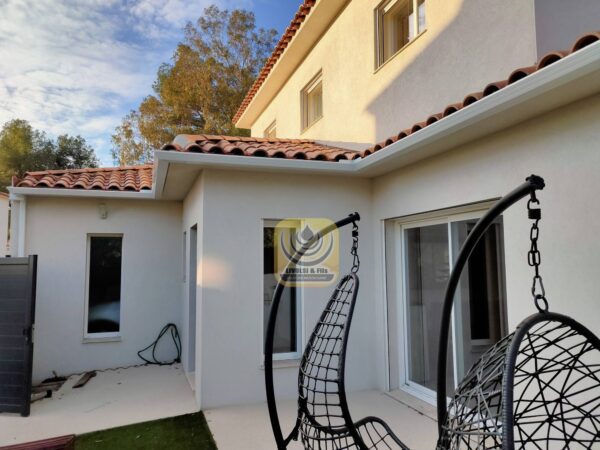 Installation de gouttières et boites à eaux en aluminium sur une maison individuelle au Pradet dans le Var – Image 7