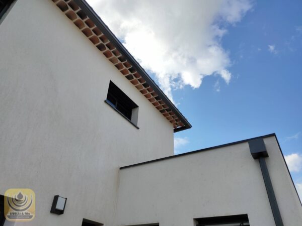 Pose de gouttières et boites à eaux en aluminium sur une maison individuelle à La Crau dans le Var. – Image 5