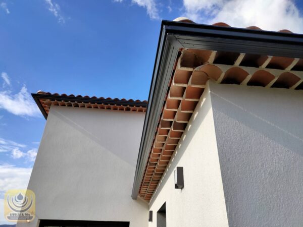 Pose de gouttières et boites à eaux en aluminium sur une maison individuelle à La Crau dans le Var. – Image 9