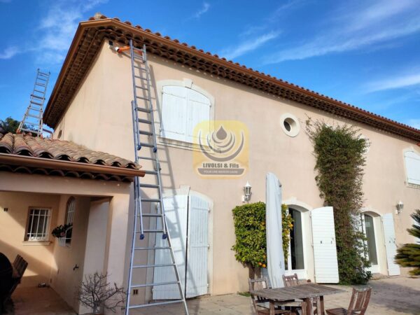 Pose de nouvelles gouttières en alu sur une maison individuelle à Fréjus dans le var – Image 2