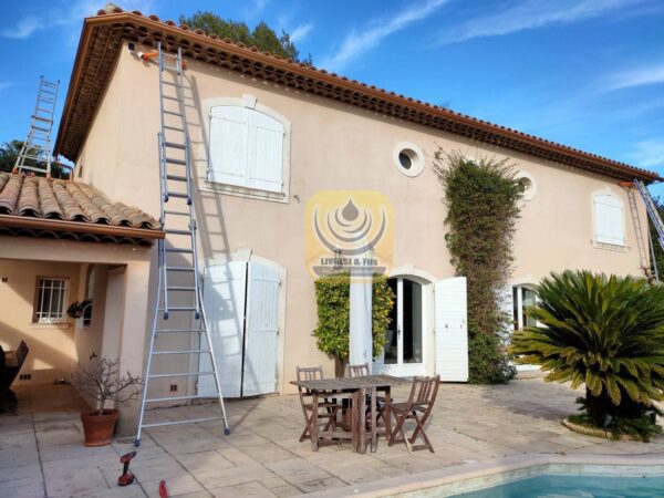 Pose de nouvelles gouttières en alu sur une maison individuelle à Fréjus dans le var – Image 3