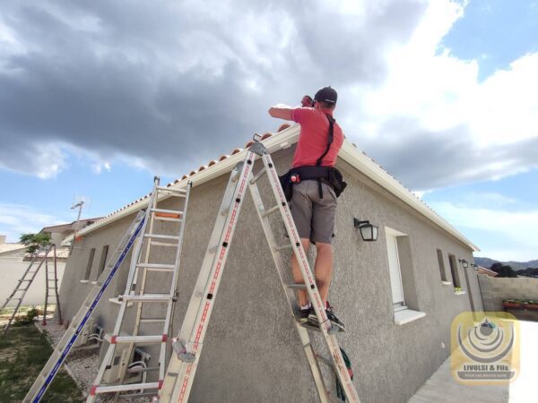 Profilage et pose de nouvelles gouttières en aluminium sur une villa contemporaine à La Ciotat dans le var – Image 4