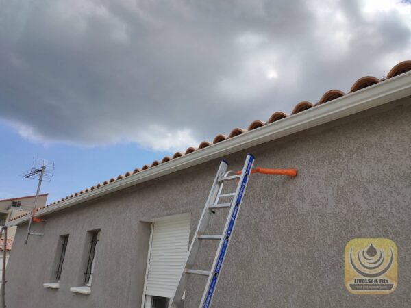 Profilage et pose de nouvelles gouttières en aluminium sur une villa contemporaine à La Ciotat dans le var – Image 9